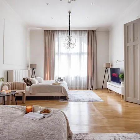 Timeless Elegant By Opera House Apartament