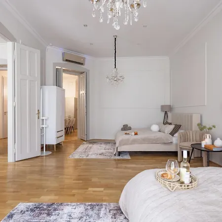 Timeless Elegant By Opera House Apartment Budapest