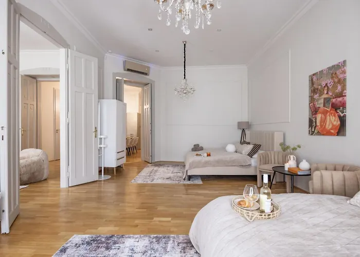 Timeless Elegant By Opera House Apartment Budapest