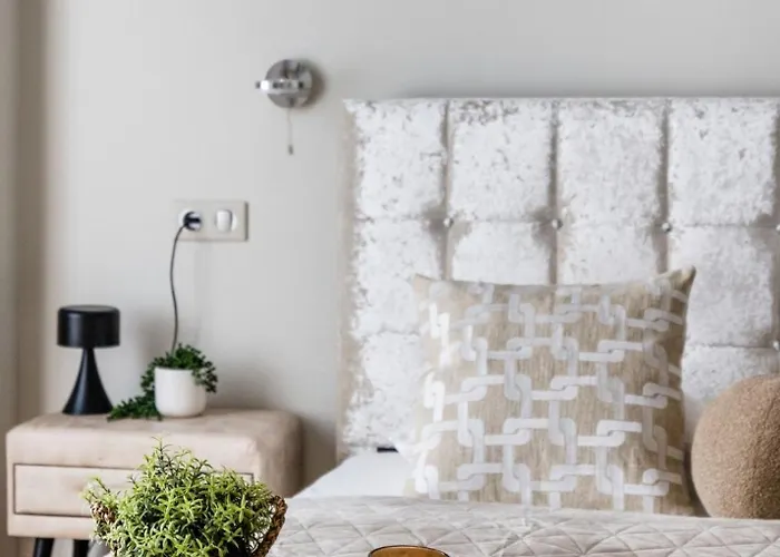Timeless Elegant By Opera House Apartment
