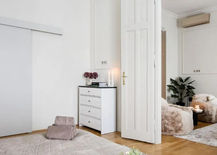 Apartment Timeless Elegant By Opera House